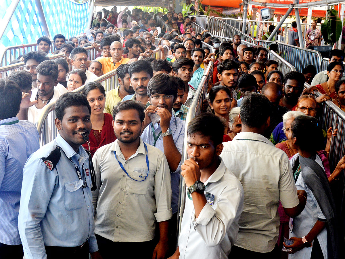 Devotees Crowd At Indrakeeladri During Dussehra Celebrations - Sakshi11