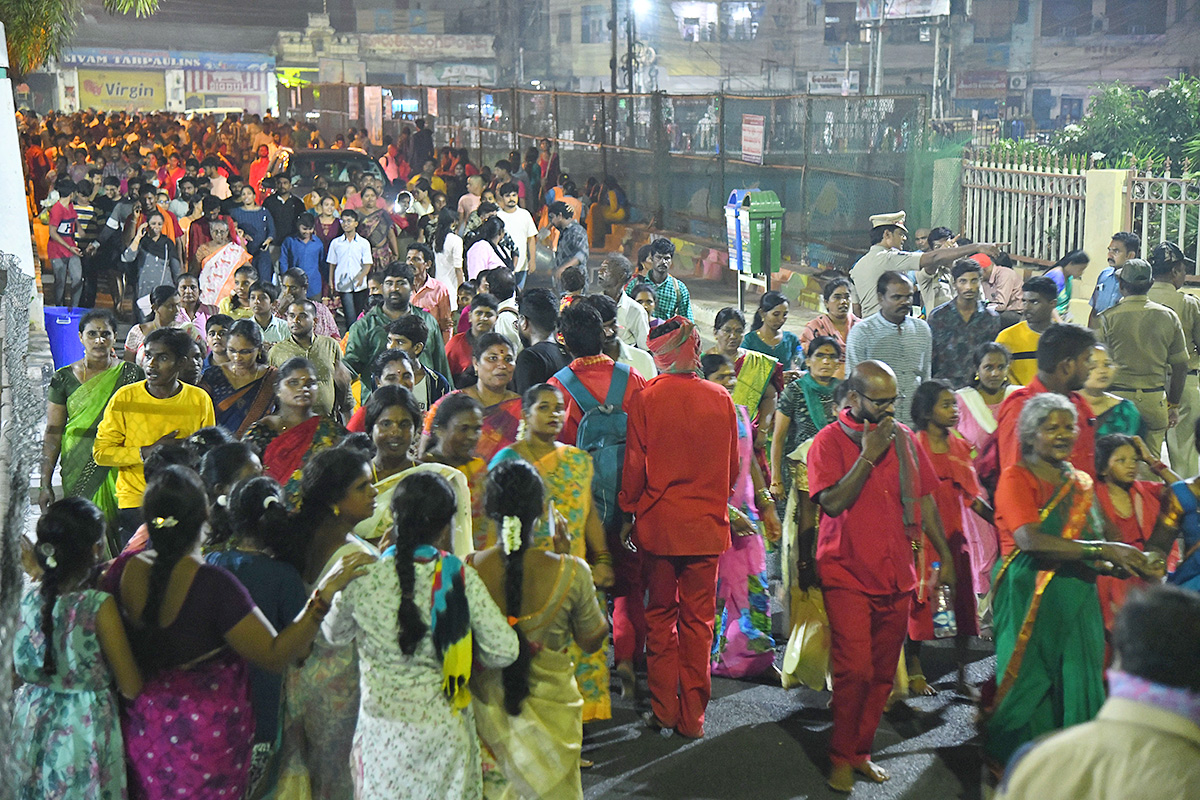 Devotees Crowd At Indrakeeladri During Dussehra Celebrations - Sakshi12