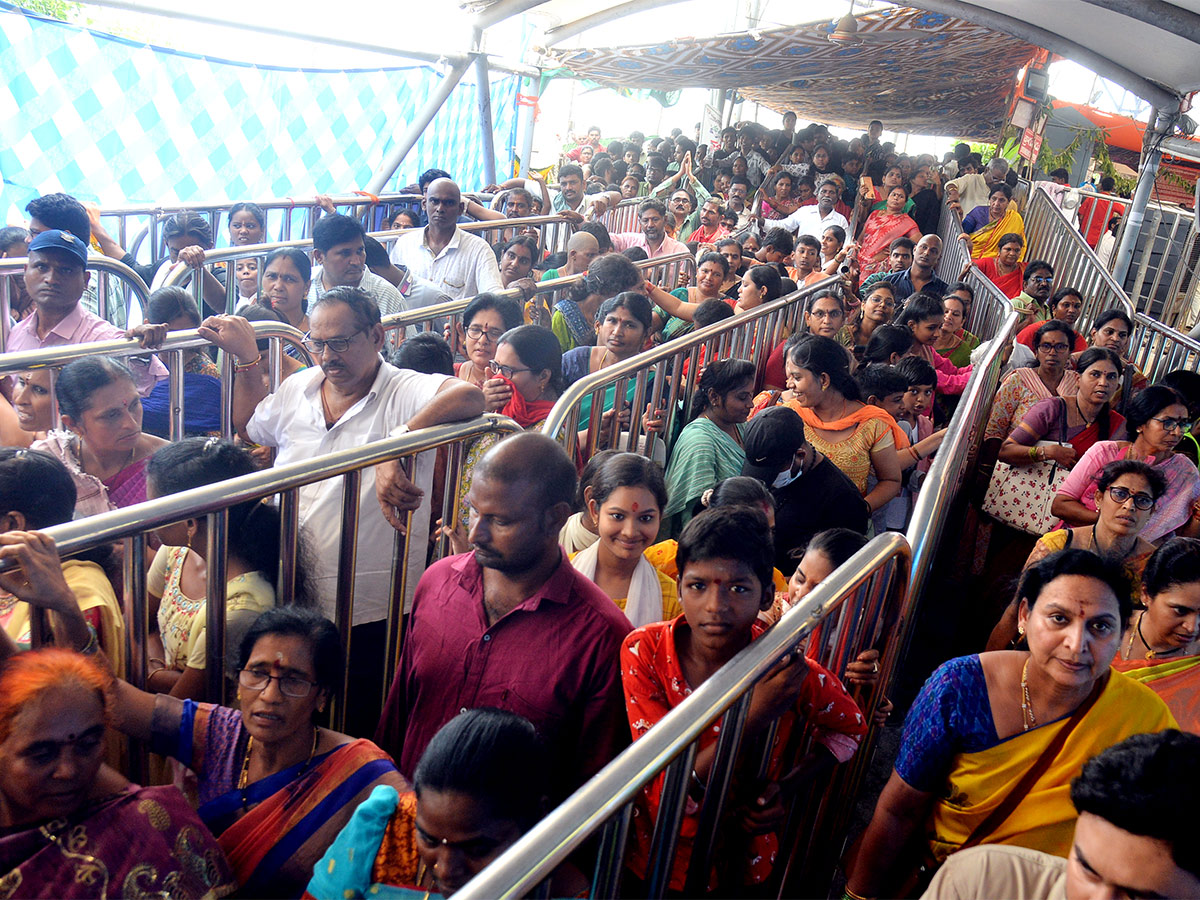 Devotees Crowd At Indrakeeladri During Dussehra Celebrations - Sakshi13