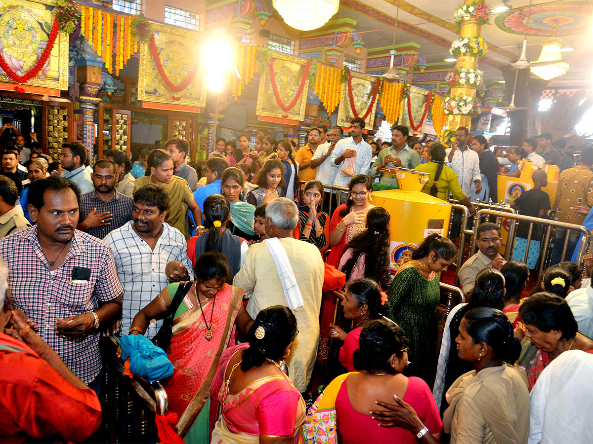 Devotees Crowd At Indrakeeladri During Dussehra Celebrations - Sakshi14