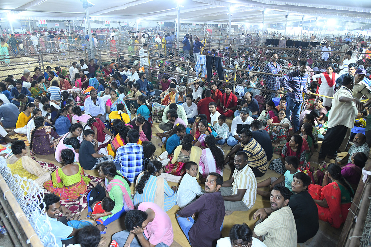 Devotees Crowd At Indrakeeladri During Dussehra Celebrations - Sakshi15