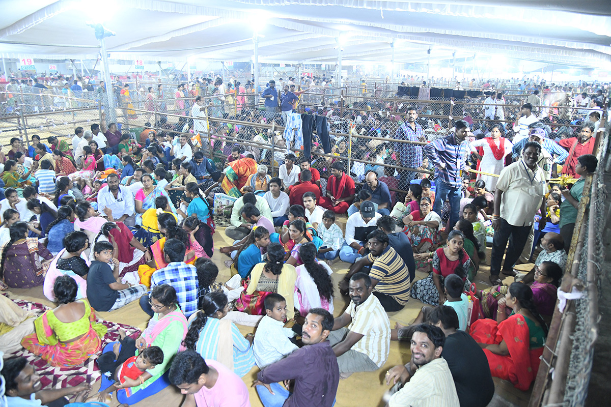 Devotees Crowd At Indrakeeladri During Dussehra Celebrations - Sakshi16