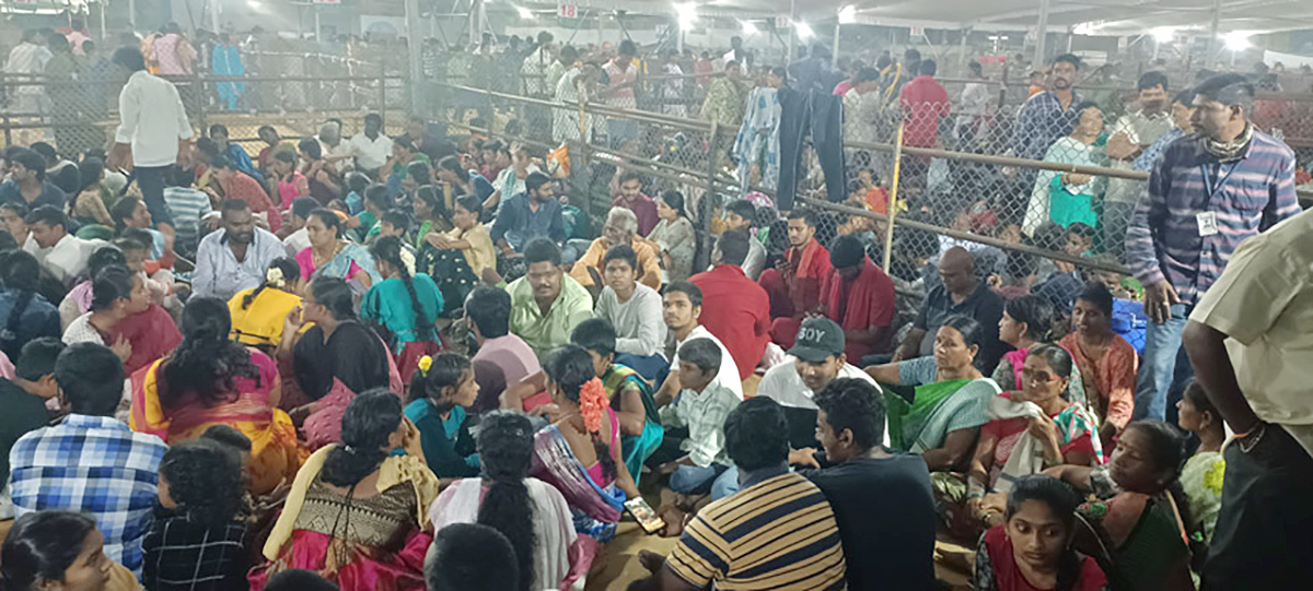 Devotees Crowd At Indrakeeladri During Dussehra Celebrations - Sakshi17