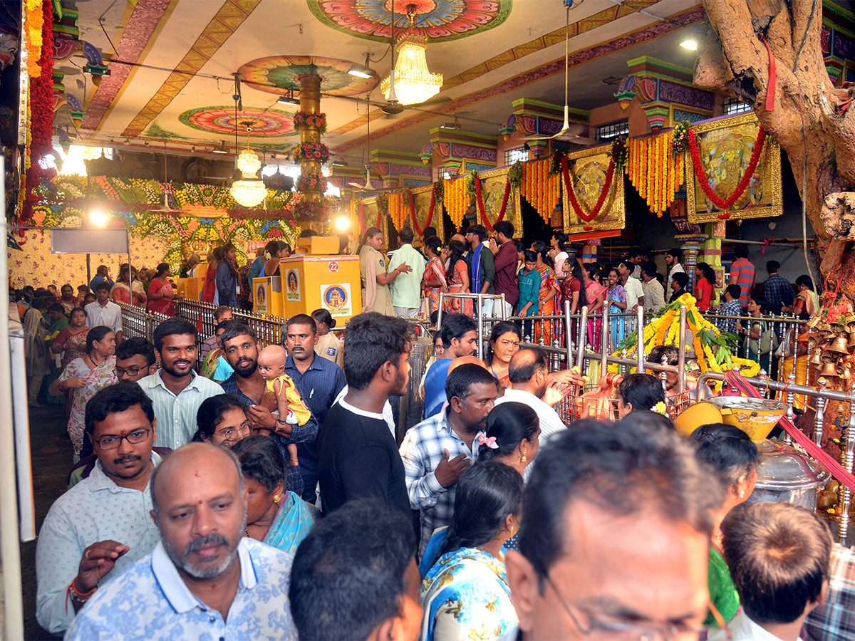 Devotees Crowd At Indrakeeladri During Dussehra Celebrations - Sakshi2