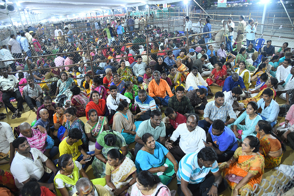 Devotees Crowd At Indrakeeladri During Dussehra Celebrations - Sakshi18