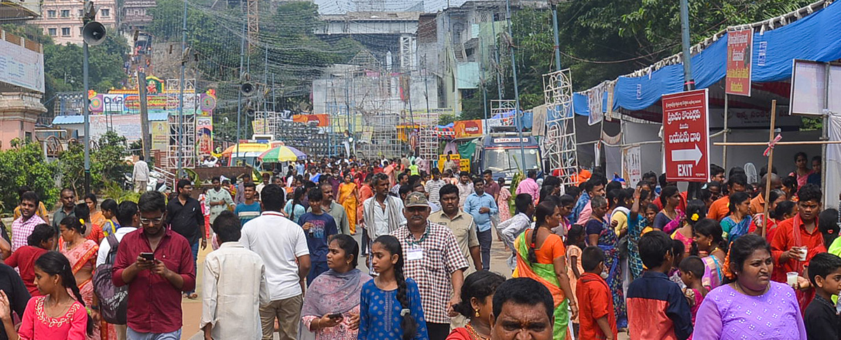 Devotees Crowd At Indrakeeladri During Dussehra Celebrations - Sakshi20