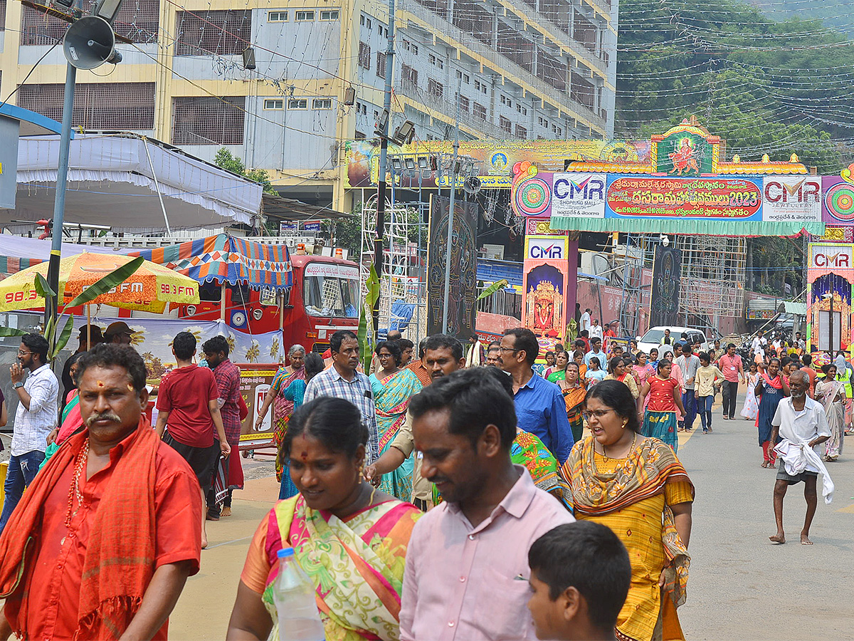 Devotees Crowd At Indrakeeladri During Dussehra Celebrations - Sakshi21