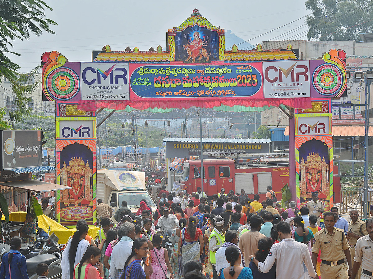 Devotees Crowd At Indrakeeladri During Dussehra Celebrations - Sakshi22