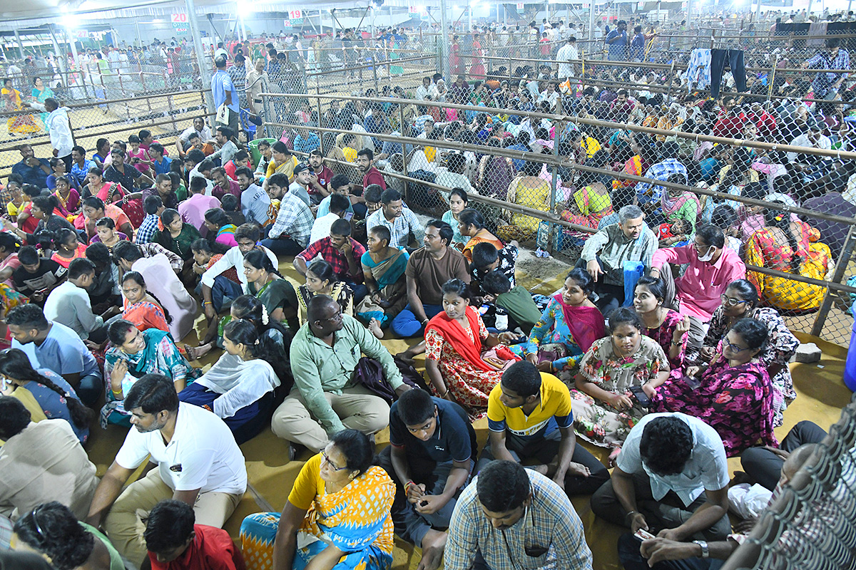 Devotees Crowd At Indrakeeladri During Dussehra Celebrations - Sakshi23