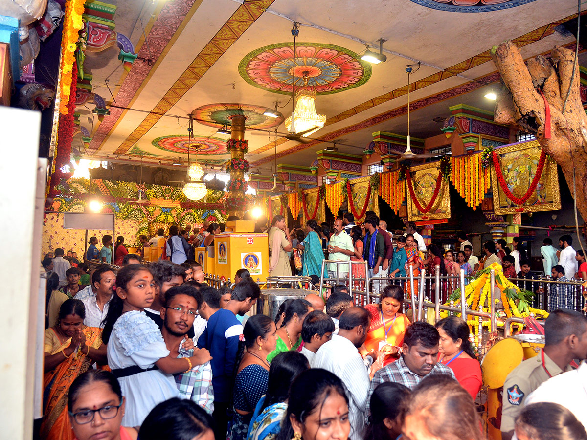 Devotees Crowd At Indrakeeladri During Dussehra Celebrations - Sakshi24