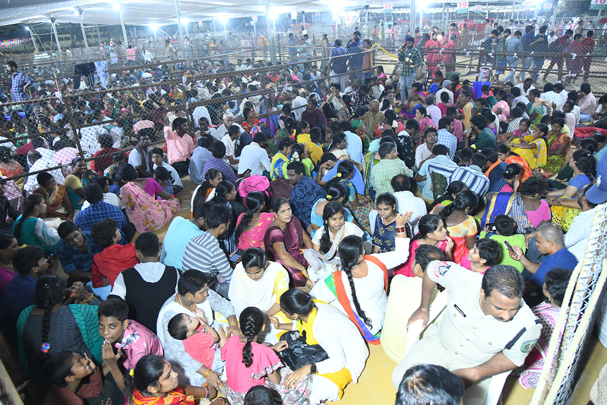 Devotees Crowd At Indrakeeladri During Dussehra Celebrations - Sakshi3