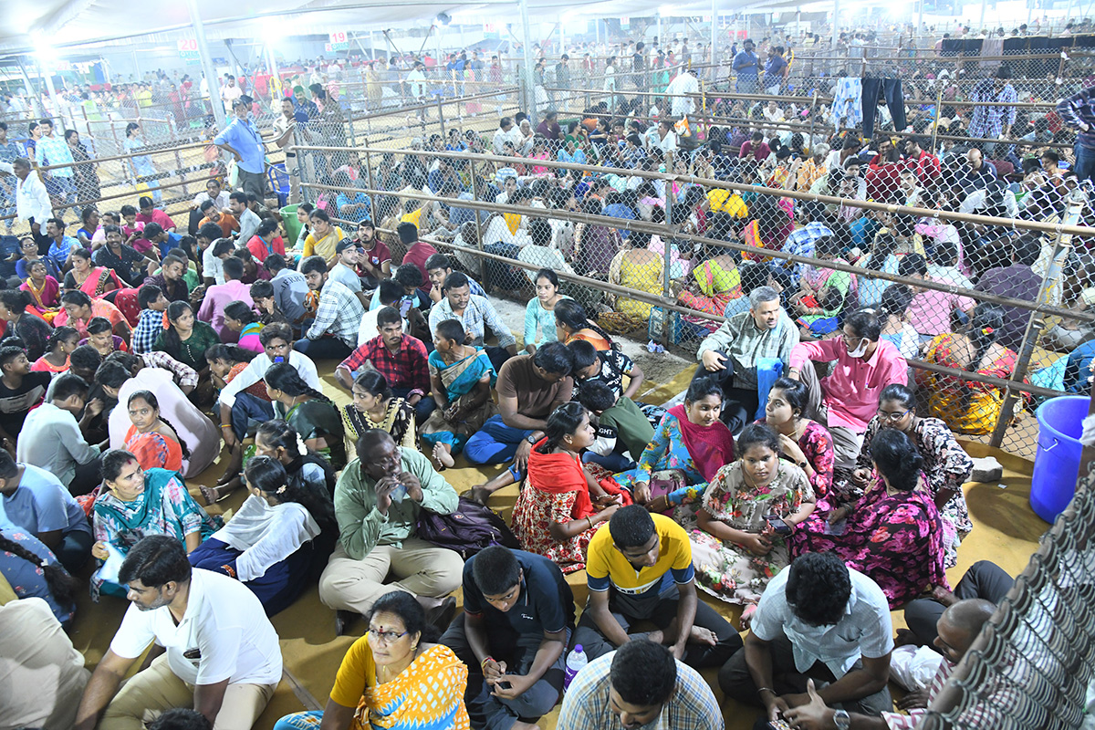 Devotees Crowd At Indrakeeladri During Dussehra Celebrations - Sakshi26