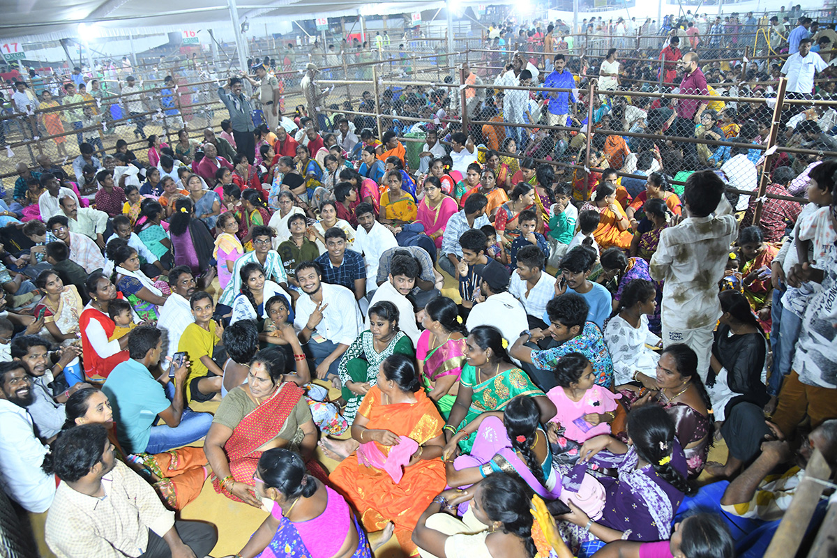 Devotees Crowd At Indrakeeladri During Dussehra Celebrations - Sakshi27