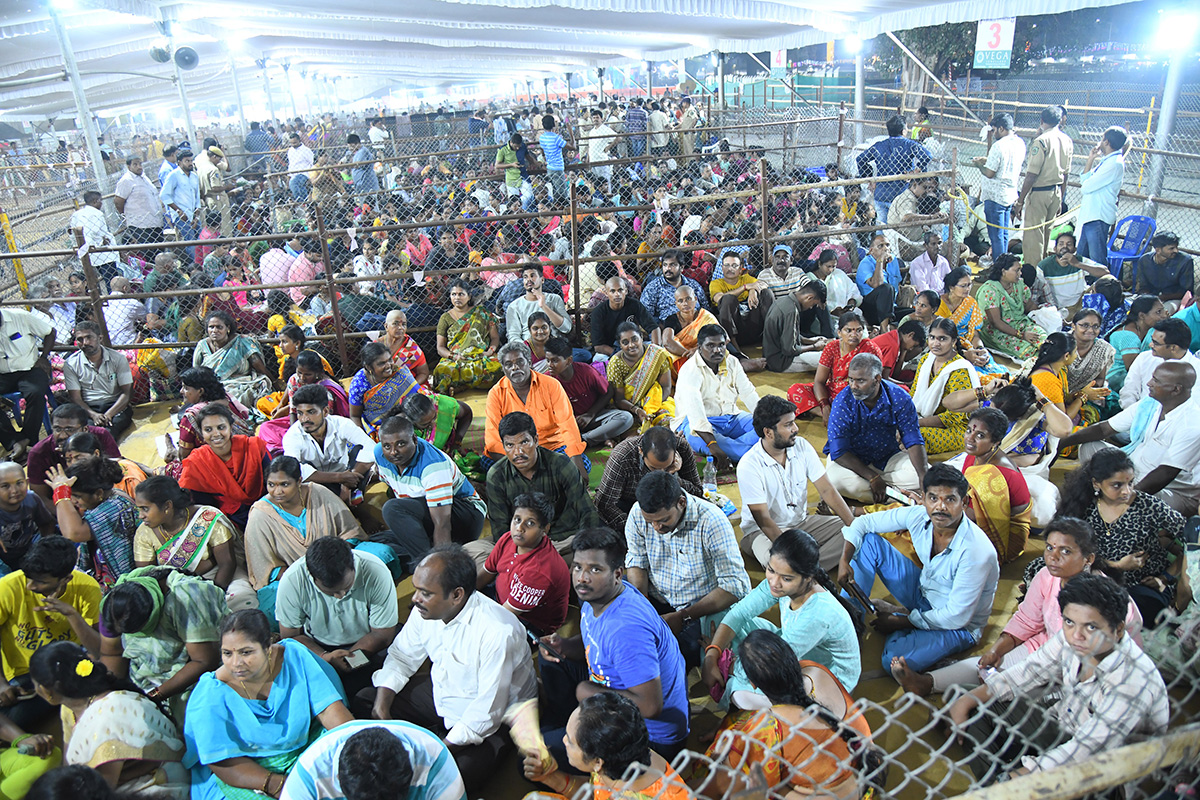 Devotees Crowd At Indrakeeladri During Dussehra Celebrations - Sakshi28