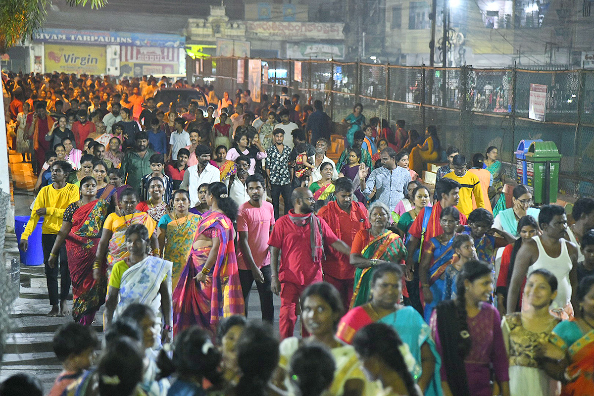 Devotees Crowd At Indrakeeladri During Dussehra Celebrations - Sakshi4