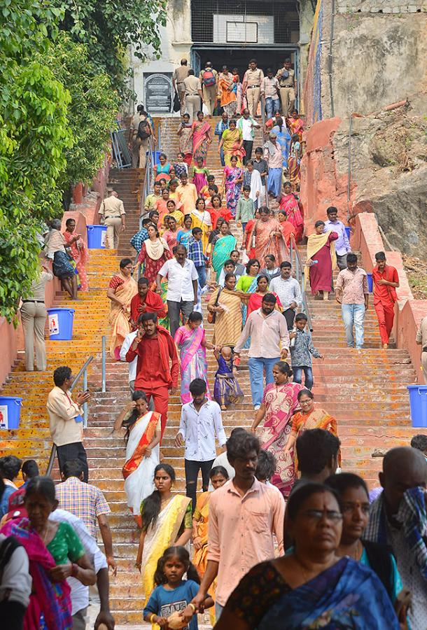 Devotees Crowd At Indrakeeladri During Dussehra Celebrations - Sakshi5