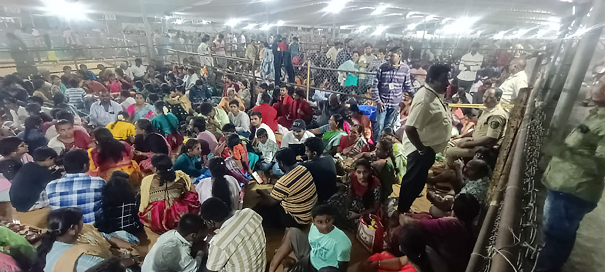 Devotees Crowd At Indrakeeladri During Dussehra Celebrations - Sakshi6