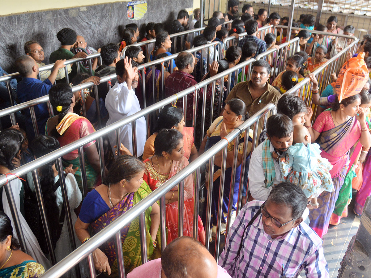 Devotees Crowd At Indrakeeladri During Dussehra Celebrations - Sakshi7