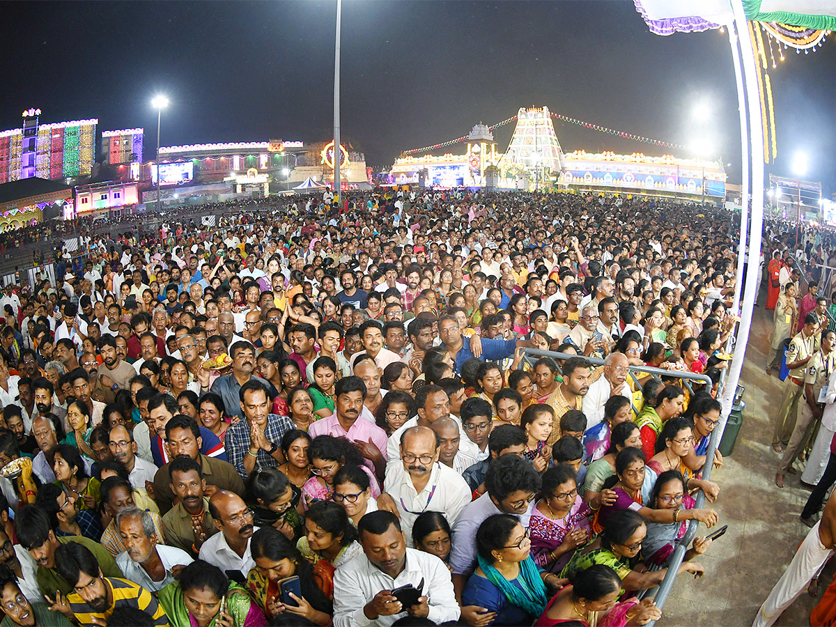 Huge Devotees Rush At Tirumala - Sakshi1