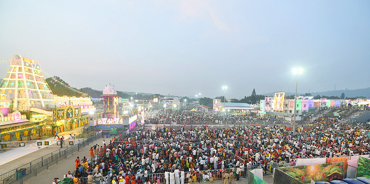 Huge Devotees Rush At Tirumala - Sakshi11