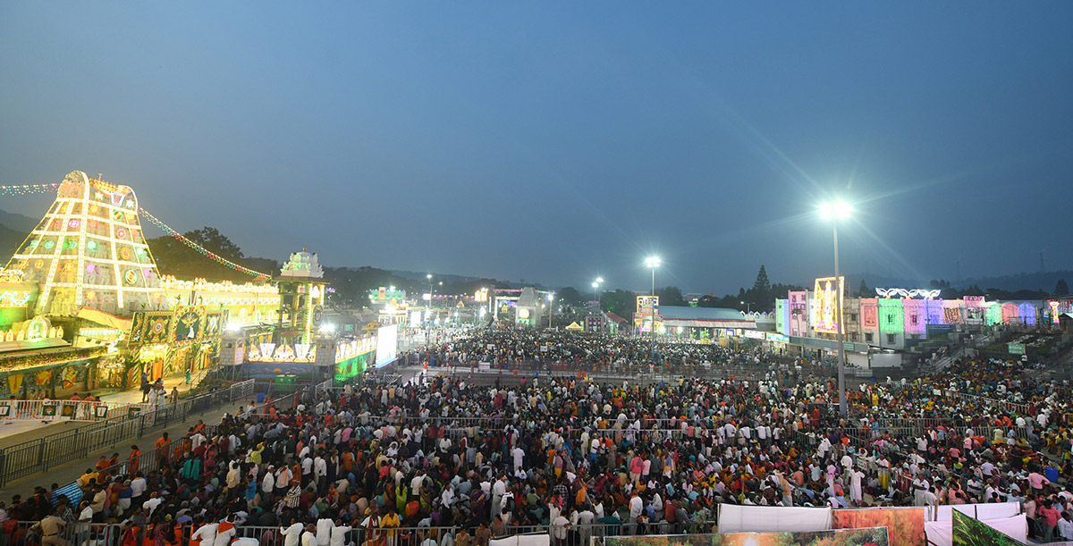 Huge Devotees Rush At Tirumala - Sakshi13