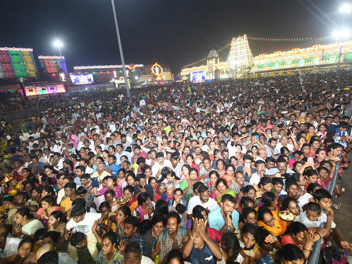 Huge Devotees Rush At Tirumala - Sakshi15