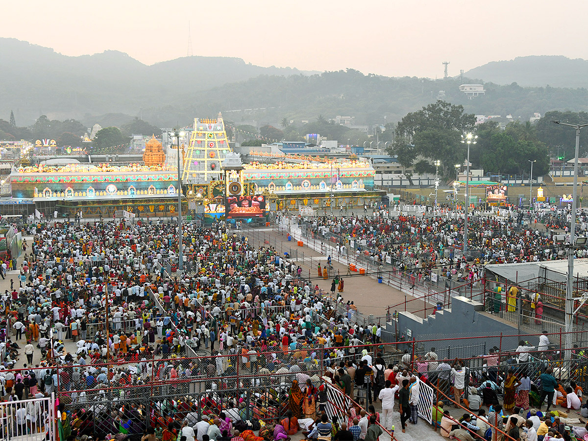 Huge Devotees Rush At Tirumala - Sakshi2