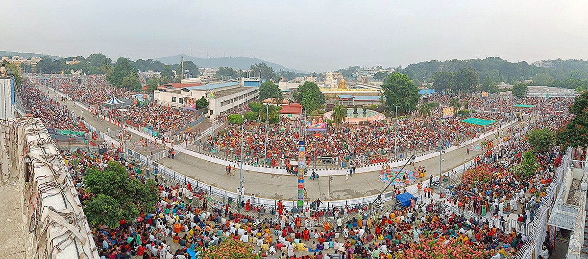 Huge Devotees Rush At Tirumala - Sakshi4