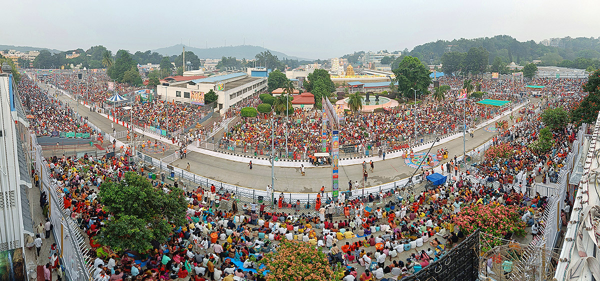 Huge Devotees Rush At Tirumala - Sakshi7