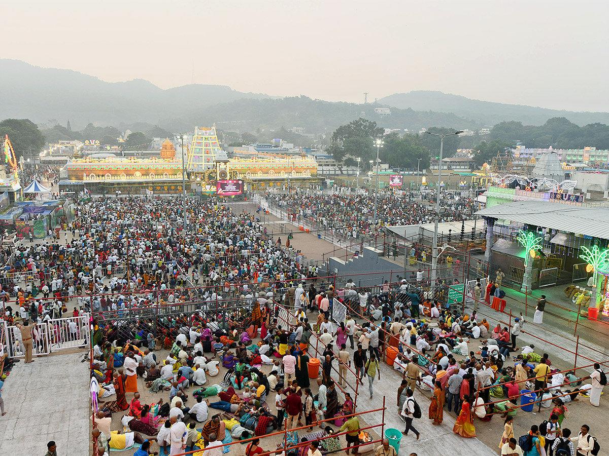 Huge Devotees Rush At Tirumala - Sakshi9