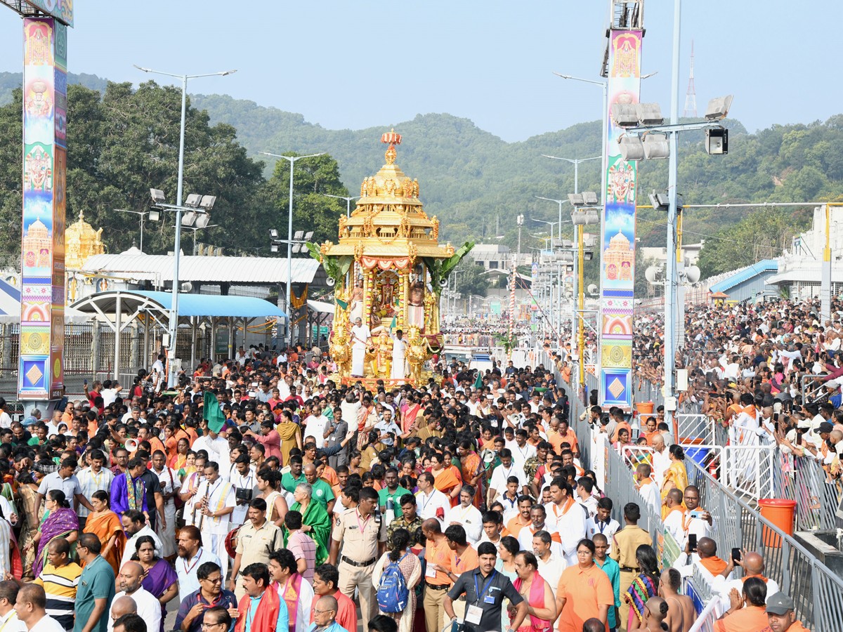 Srimalayappa Swamy On Golden Chariot - Sakshi1