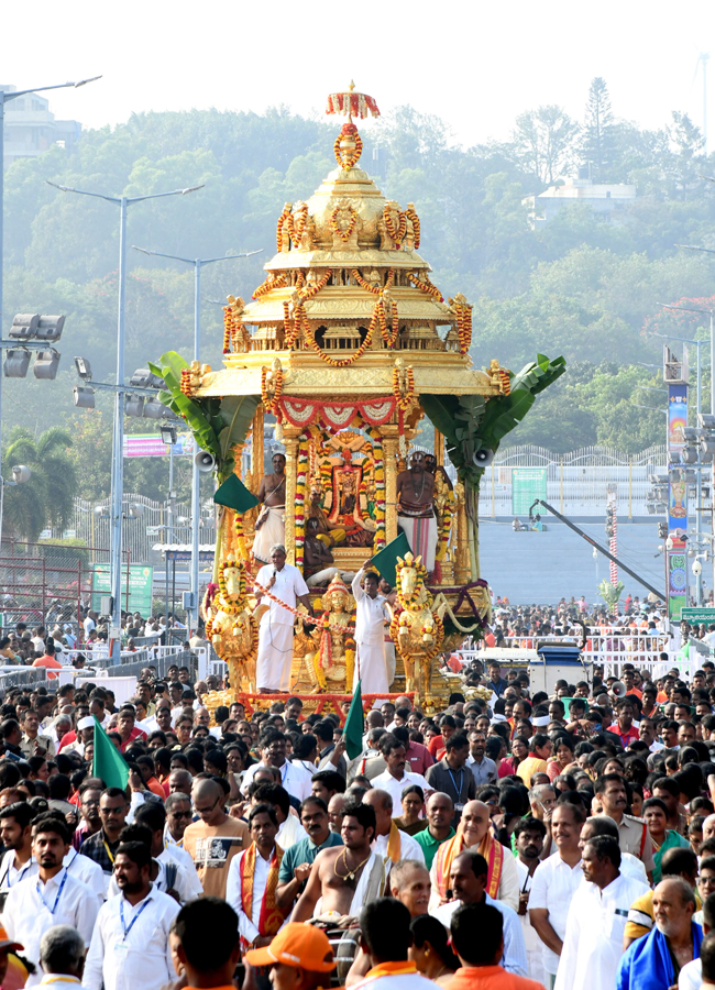 Srimalayappa Swamy On Golden Chariot - Sakshi10