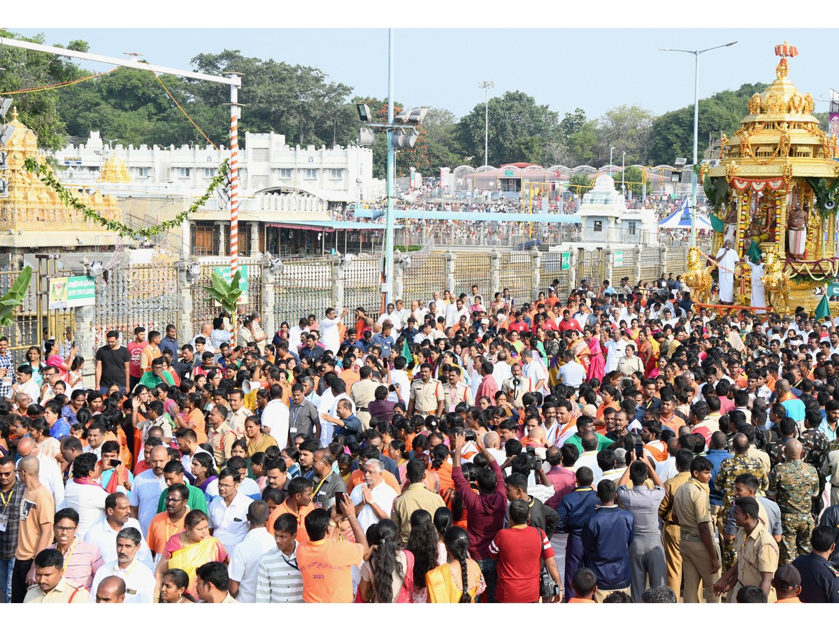 Srimalayappa Swamy On Golden Chariot - Sakshi11