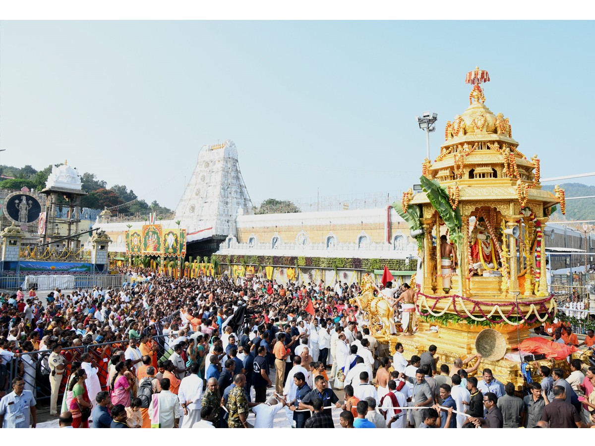 Srimalayappa Swamy On Golden Chariot - Sakshi12