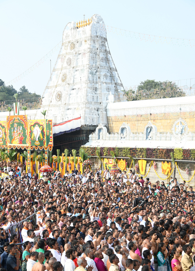 Srimalayappa Swamy On Golden Chariot - Sakshi14