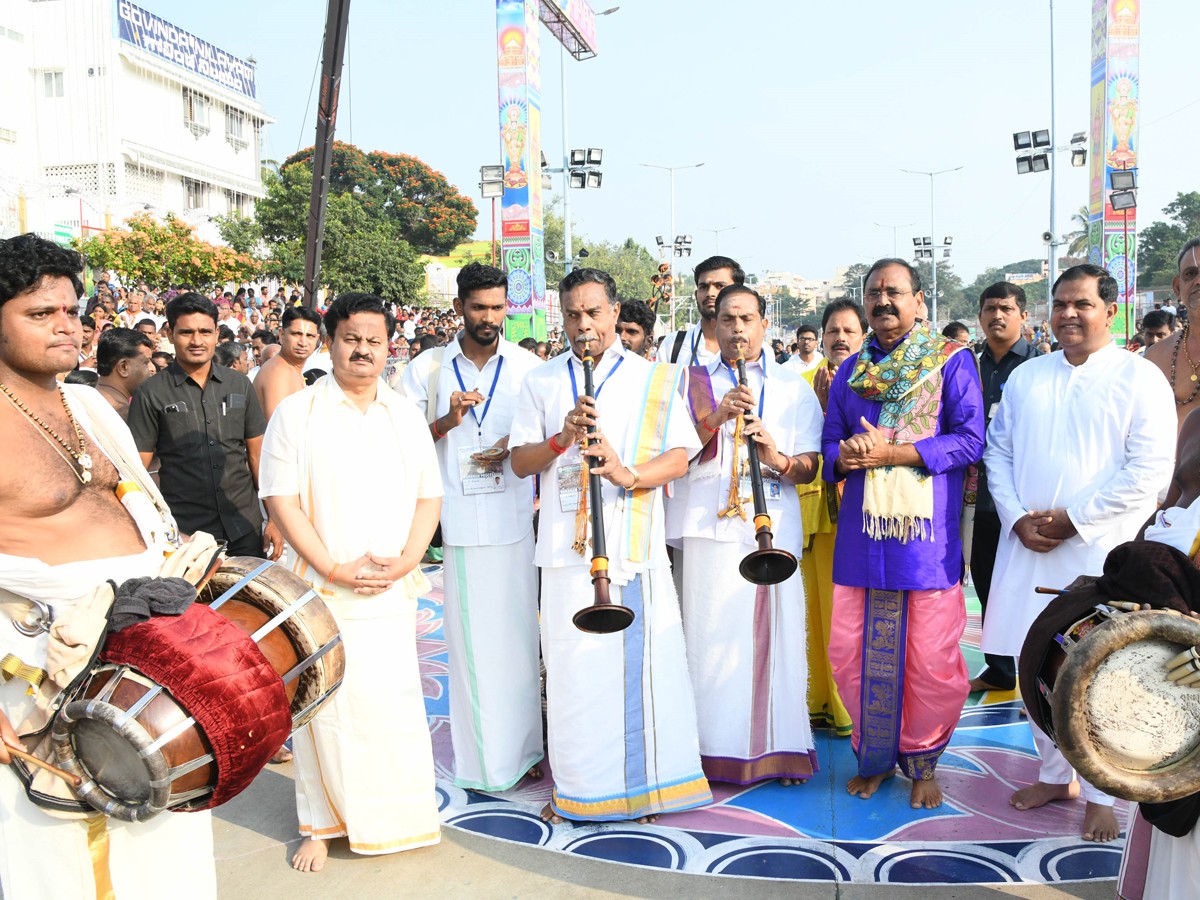 Srimalayappa Swamy On Golden Chariot - Sakshi16