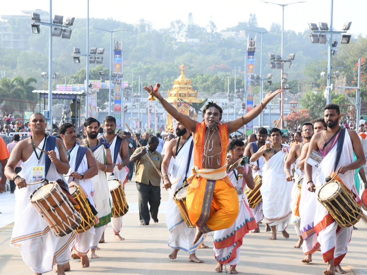 Srimalayappa Swamy On Golden Chariot - Sakshi18