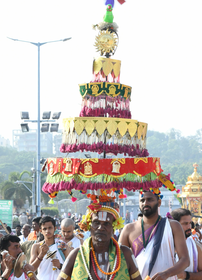 Srimalayappa Swamy On Golden Chariot - Sakshi19