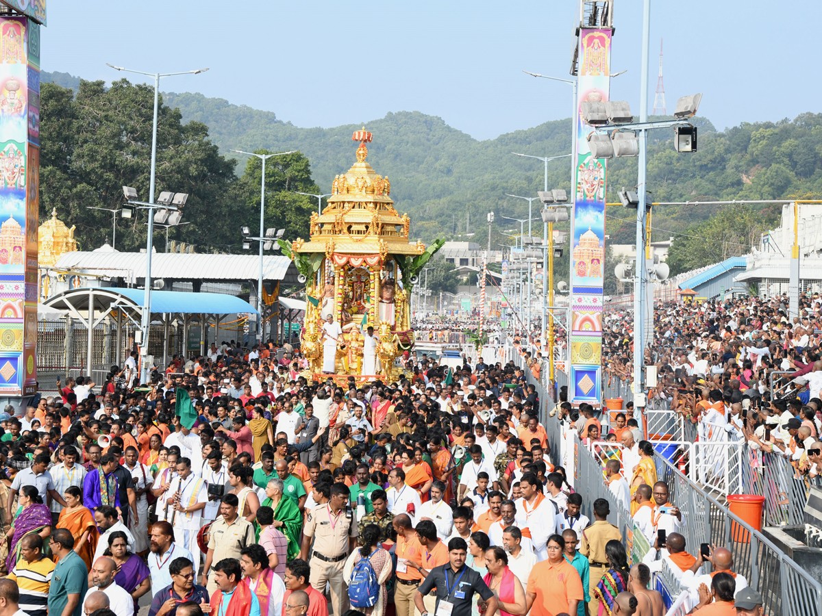 Srimalayappa Swamy On Golden Chariot - Sakshi2