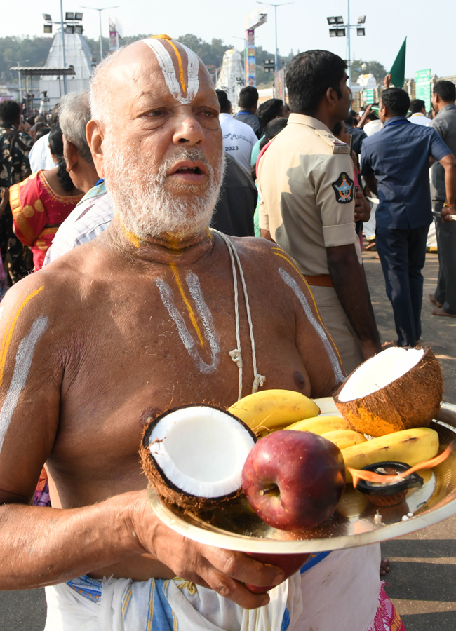 Srimalayappa Swamy On Golden Chariot - Sakshi22