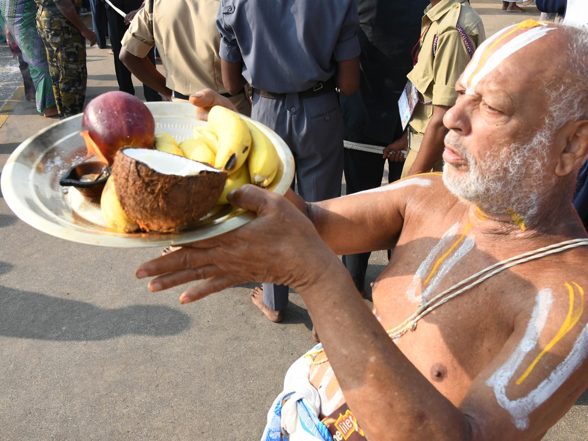 Srimalayappa Swamy On Golden Chariot - Sakshi26