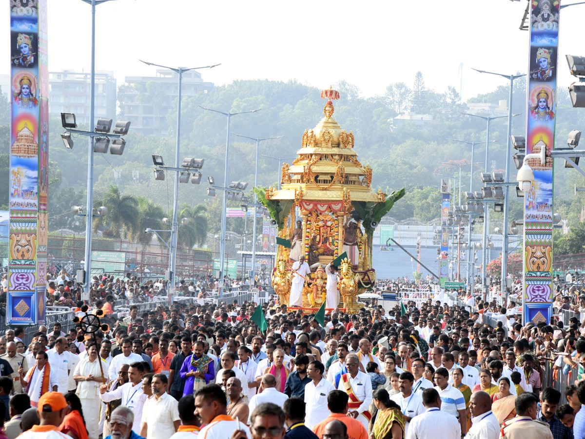 Srimalayappa Swamy On Golden Chariot - Sakshi3