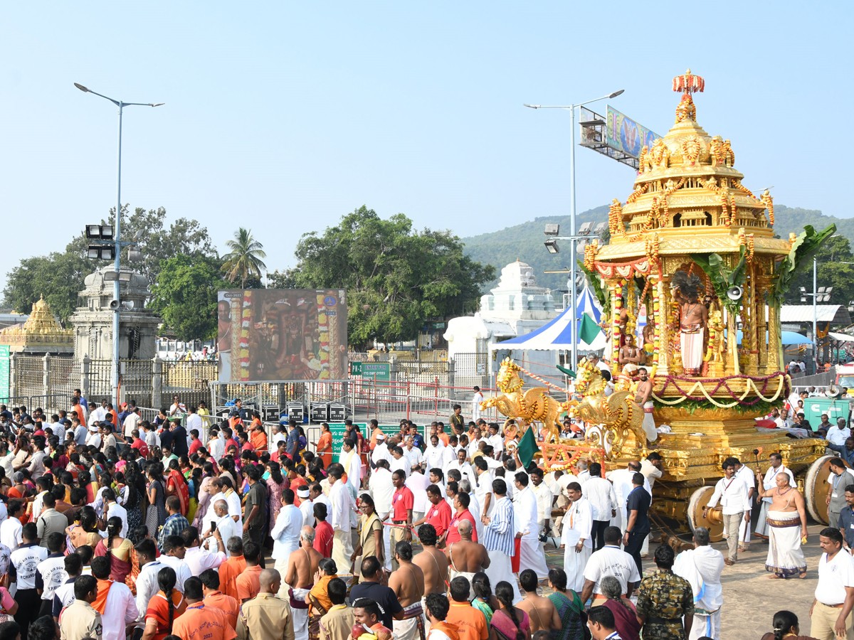 Srimalayappa Swamy On Golden Chariot - Sakshi5