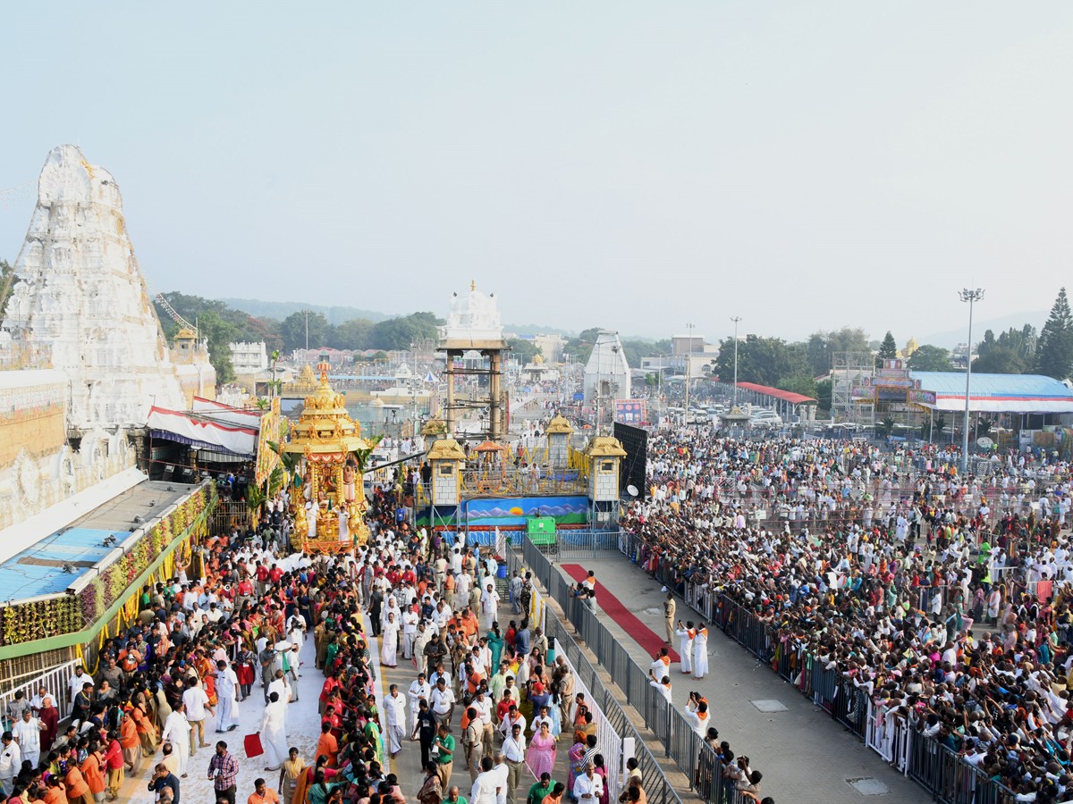 Srimalayappa Swamy On Golden Chariot - Sakshi6