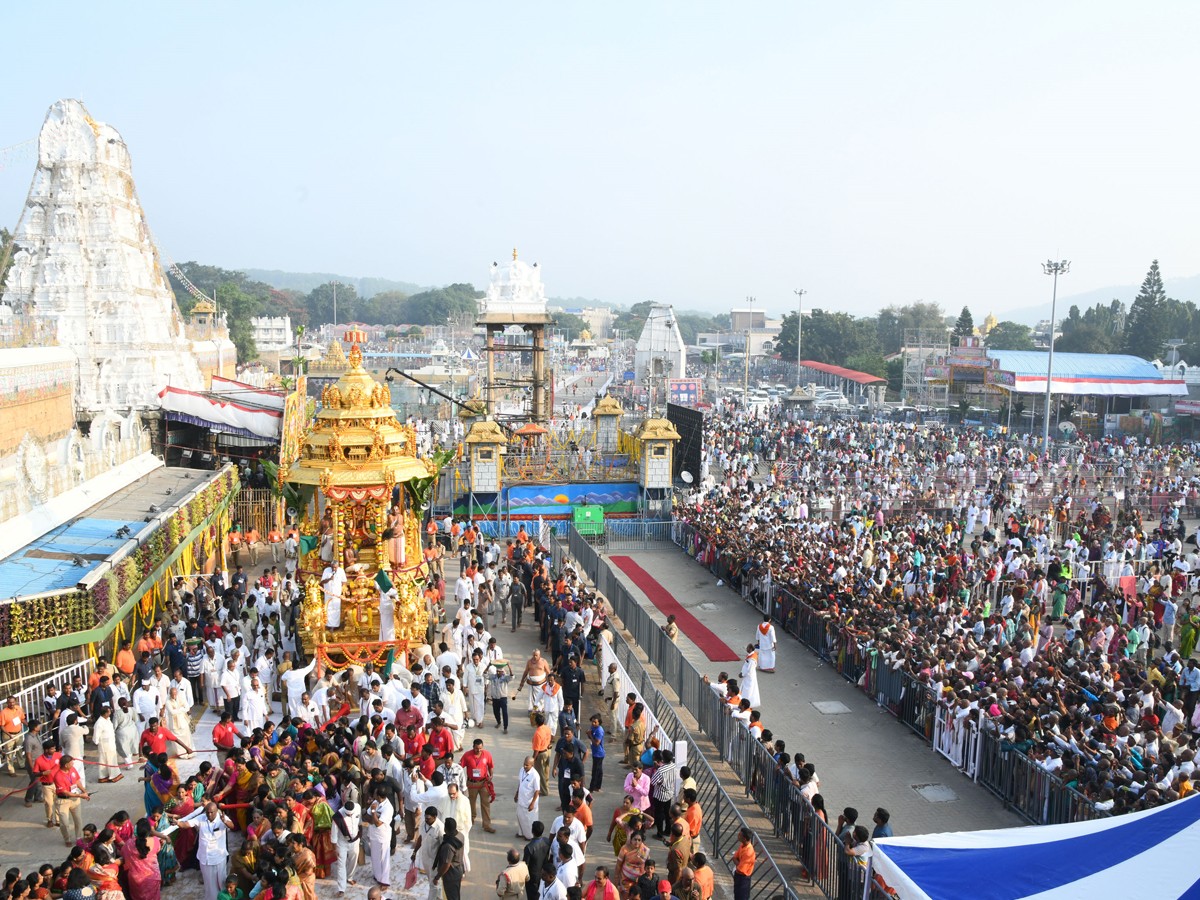 Srimalayappa Swamy On Golden Chariot - Sakshi7