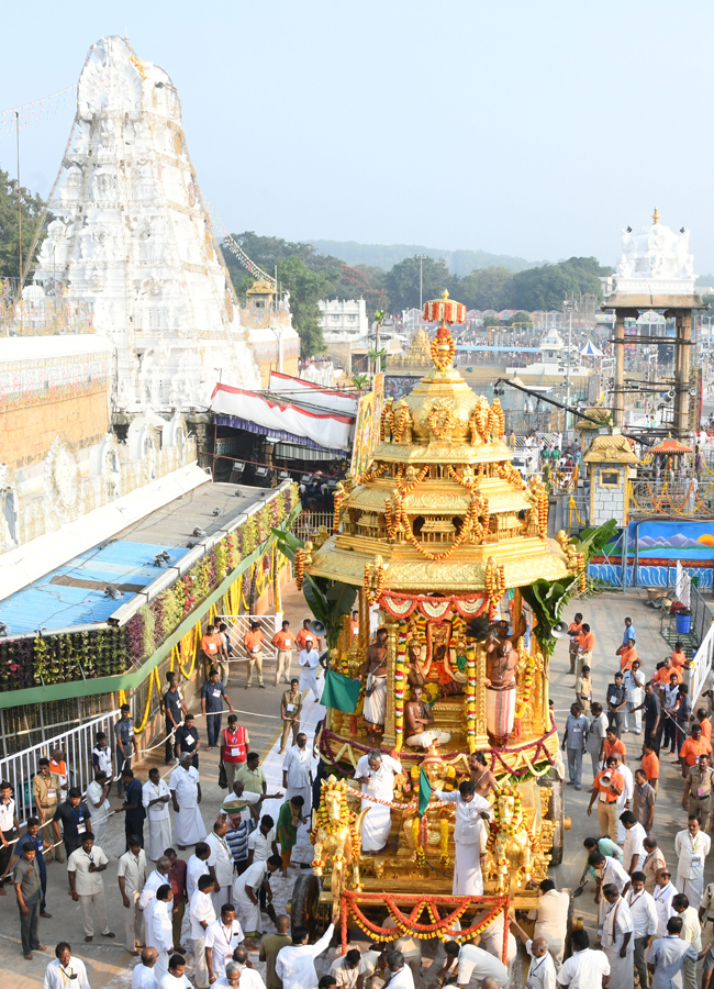 Srimalayappa Swamy On Golden Chariot - Sakshi8