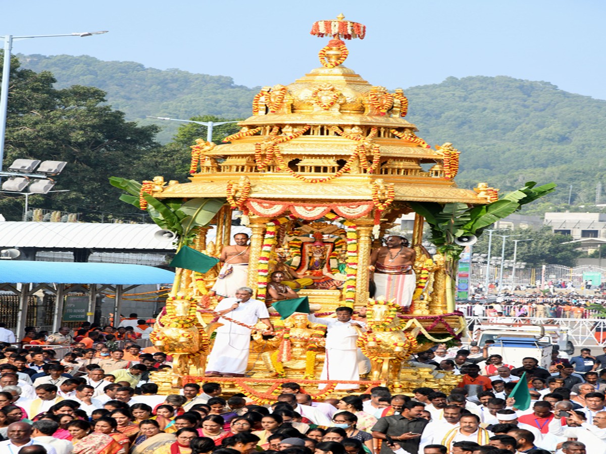 Srimalayappa Swamy On Golden Chariot - Sakshi9