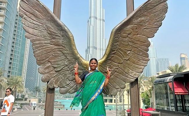 Bigg Boss contestant Gangavva visits Dubai along with her My Village Show team Photos - Sakshi16