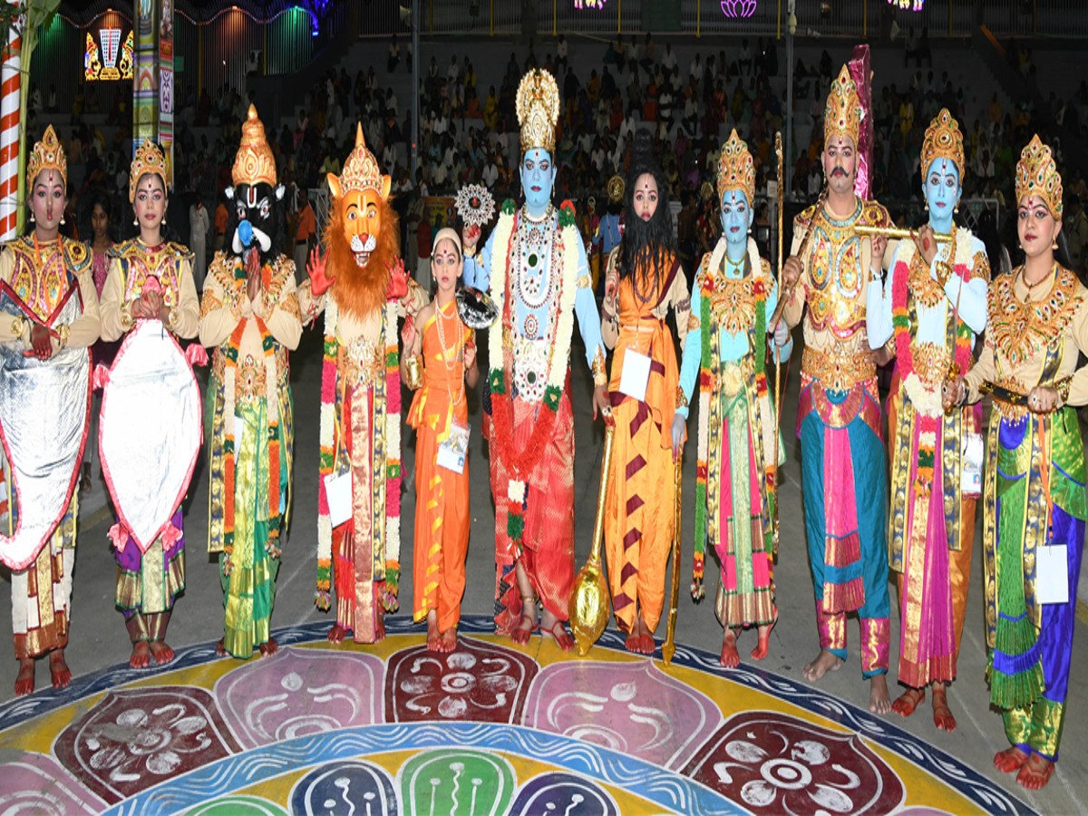 Sri Malayappa Swamy Navarathri Ustavam On Golden Horse Chariot - Sakshi14