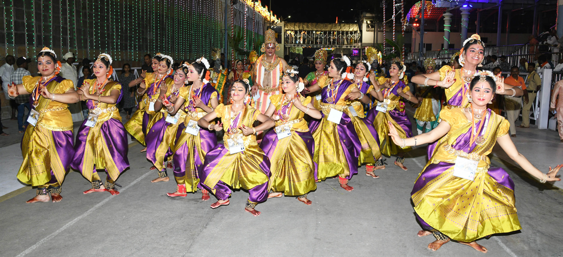 Sri Malayappa Swamy Navarathri Ustavam On Golden Horse Chariot - Sakshi16